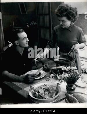 Febbraio 28, 2012 - Boxer mus essere ben nutriti e piuttosto miniera. Humez vede che il marito Charles ottiene buoni piatti cucinati domestici..Humez di Francia si prepara a incontrare il Turpin: Charles Humez della Francia è ora in una rigorosa formazione per il suo mondo Middleweight championship lotta con British middleweight champion, Randolph Turpin che avviene presso la città bianca su giugno 9th. Charles Humez vive a Henin Lietard,vicino Douni delle miniere di carbone e di distretto Humez stesso era un ex minatore. Turpin ha vinto la sua ultima lotta quando il suo avversario, Walter Cartier di New York è stato squalificato per la sua azienda. Foto Stock