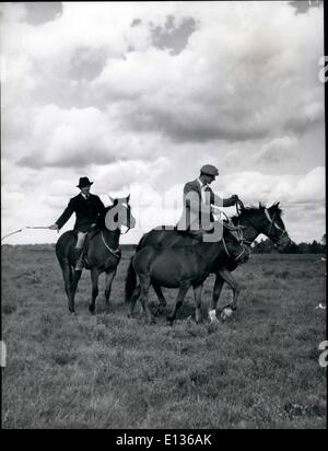 Febbraio 28, 2012 - Round Up in tempo la Nuova Foresta: Reg Bennett ha catturato il suo pony e lo conduce verso Fritham Pound, prima di portarla alla vendita a Baaulieu. Dietro di lui, pronto ad aiutare, è verde-rivestito Agister', Ray Stickland. Foto Stock