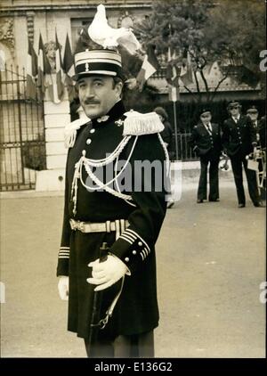 Febbraio 28, 2012 - Peter Sellers continua la sua serie di buffi travestimenti in La vendetta della Pantera Rosa ora riprese in Francia. Questo segna i venditori quarta la pantera rosa film come ispettore Clouzot diretto da Blake Edwards. Ecco i venditori come una polizia francese colonnello e un santo barbuto Man. Sellers' prossimo progetto sarà un film co-starring la sua attrice moglie Lynne Frederick. Peter è 52 e Lynne è 23. Potrà suonare la sua figlia? Foto Stock