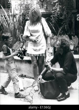 Febbraio 28, 2012 - attore britannico Peter venditore in Roma per un po' di soggiorno accompagnato da una giovane e bella donna che risponde al nome di Miranda Quarry. Qui è nella nostra immagine a piedi su Via Condotti. La foto mostra un ragazzo prende le foto della coppia. Foto Stock