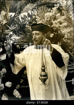 Febbraio 28, 2012 - Peter Sellers continua la sua serie di buffi travestimenti in la vendetta della Pantera Rosa ora riprese in Francia. Questo segna i venditori quarta la pantera rosa film come ispettore Clouzot diretto da Blake Edwards. Ecco i venditori come una polizia francese colonnello e un santo barbuto Man. Il venditore è il prossimo progetto sarà un film co-starring la sua attrice moglie Lynne Frederick. Peter è 52 e Lynne è 23. Potrà suonare la sua figlia? Foto Stock