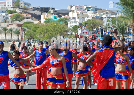 Il carnevale di Mindelo 2014 - street parade. Foto Stock