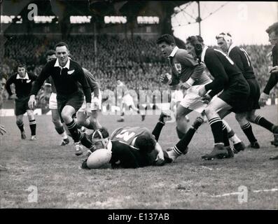 Febbraio 29, 2012 - Francia batte il tutto nero 3-0 a Parigi: l Incontro Internazionale di Rugby tra la Francia e la Nuova Zelanda è stato giocato al membro Colombe Parigi oggi con un 3-0 vittoria per il team francese. Mostra immagine: Bienes (Francia) porta giù uno dei tutti la mancanza in avanti con la palla. L'altro giocatore francese è Mias Foto Stock