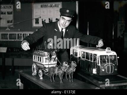 Febbraio 29, 2012 - Cento anni di trasporto pubblico a Parigi; per celebrare il centesimo anniversario della Compagnie générale des Omnibus, ''autonoma Regie des Transport Parisiens''(Organizzazione attualmente in carica dei mezzi pubblici di Parigi) ha aperto una mostra retrospettiva presso il municipio di Parigi,.Ops:fianco a fianco un Aggiornato 3 bus di porta e un pullman ancestrale; Foto Stock