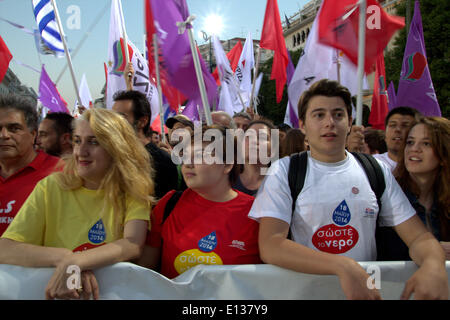 Salonicco, Grecia 21 maggio 2014. I sostenitori del partito Syriza durante un rally a Salonicco. Alexis Tsipras, leader della Grecia Syriza opposizione partito e un candidato alla carica di presidente della Commissione europea ha tenuto un importante rally a Salonicco, Grecia la seconda più grande città. Syriza è leader su urne e è impostato per vincere la gara di domenica. Credito: Orhan TsolakAlamy Live News Foto Stock