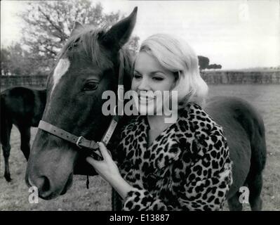 Febbraio 29, 2012 - Roma. Dicembre 1967 = bella bionda attrice americana Carroll Baker, chi è a Roma per girare ''Luna di Miele'' co-Starr attore francese Jean sorel, ha visitato l'Olgiata allevamento di cavalli, e avuto modo di conoscere il figlio del celebre cavallo ribot e di Albertinella. Si tratta di ''Alberti'' nato nel maggio 1967. La foto mostra il biondino di Carroll Baker visitando ''Akberti' Foto Stock