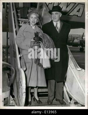 Febbraio 29, 2012 - accolto visitatori alla nostra città sono Henry e Clare Booth luce dopo il loro arrivo a bordo di una costellazione TWA da Roma. La sig.ra Luce, Ambasciatore degli Stati Uniti in Italia, ha detto che questa visita è una combinazione di ufficiali e di affari personali. La Luces sarà negli stati uniti per circa sei settimane. Credtis: TWA Foto Stock