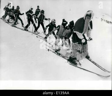 Febbraio 29, 2012 - Santa Claus insegna di sci: la sua grande divertimento per i bambini del Lucarne scuola sci-hanno ottenuto il loro primo ski-lezione da Babbo Natale in persona. Foto Stock