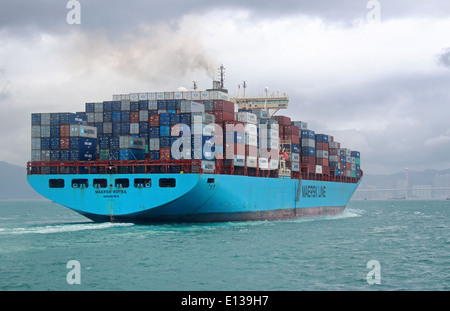 Contenitore nave Maersk KOTKA (IMO: 9085534, MMSI: 255805595) con contenitori in Hong Kong Foto Stock