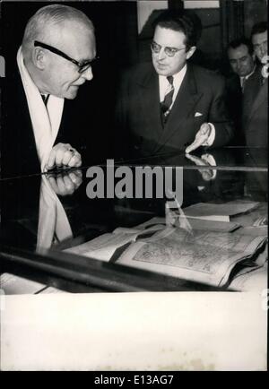 Febbraio 29, 2012 - Il Primo Ministro canadese visite della Biblioteca Nazionale di Francia. Il sig. Saint Laurent il il primo ministro canadese visitato oggi la Biblioteca Nazionale di Francia in cui è mantenuto tutti gli antichi documenti e trattati per quanto riguarda la Francia. OPS: il sig. Saint Laurent accompagnato da M. Maiheux il custode degli archivi esamina i documenti della spedizione di Jacques Cartier in Canada e la sua relazione alla Francia il suo exploit e conclusioni. Questi documenti sono il più antico possesso della Parigi Biblioteca Nazionale e archivi. Foto Stock