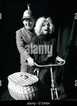 Febbraio 29, 2012 - Annie Cordy, Bourvil provate per il nuovo musical. Annie Cordy e Bourvil, il famoso comico giovane, sono ora preparando un nuovo musical Ouah Ouah, va in scena al Teatro Alhambra, Parigi. OPS: Annie Cordy e Bourvil mostrato durante le prove. 29/65 ottobre Foto Stock