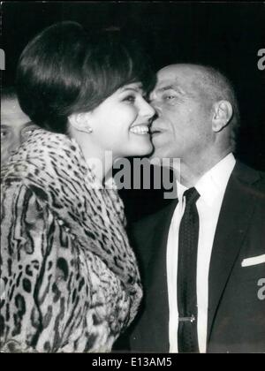 Febbraio 29, 2012 - Roma, febbraio 1963. Frank Capra il famoso regista americano è arrivato oggi a Roma, da Holliwood in connessione con la sua immagine successiva il circo che esterno verrà girato in Italia. Capra ha ricevuto i giornalisti e fotografi nel corso di una conferenza stampa che si è svolta a Cinecitta, il romano studios in cui le riprese di film avrà luogo. OPS: Claudia Cardinale star dello schermo e Frank Capra. Foto Stock