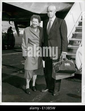 Febbraio 29, 2012 - Edoardo Vianello aeroporto, N.Y. Maggio 21- Cinque Star General Omar Bradley arrivati qui questa mattina da Los Angeles tramite TWA Superjet G costellazione per una serie di conferenze di affari. Egli inoltre trascorrere del tempo con i tuoi vecchi amici di lei. Foto Stock