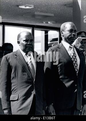 Febbraio 29, 2012 - Uganda Presidente Godfrey Binaisa. sinistra, con il Kenya Presidente Daniel arap Moi durante la recente visita in Kenya. Foto Stock