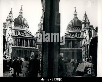 Febbraio 29, 2012 - Una insolita vista della cattedrale di San Paolo mirroring è una delle vetrine su Ludgate Hill. Foto Stock