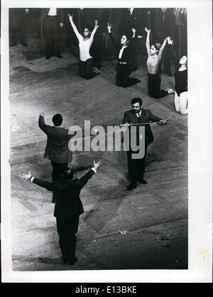 Febbraio 29, 2012 - Istanbul del Teatro dell'Opera: Ataturk centro culturale. Aydin Gun, direttore generale di Istanbul Fondazione per la cultura e le arti e il direttore regionale per l'Istanbul Opera di Stato e la battaglia, presiede la prova di Verdi le Alda ultra moderna cultura Ataturk Centre uno dell'Europa migliore e più riccamente dotato opera houses. Foto Stock