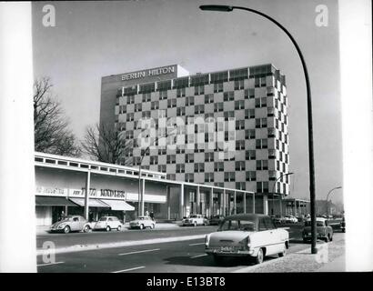 Febbraio 29, 2012 - ultra moderno è questo 13 piani di Berlino hotel Hilton di Tiergarten. Un altro degli edifici che hanno cambiato il volto di Berlino Ovest e data la città divisa motivo di credere che le loro paure e problemi con il settore Est saranno risolti. Foto Stock