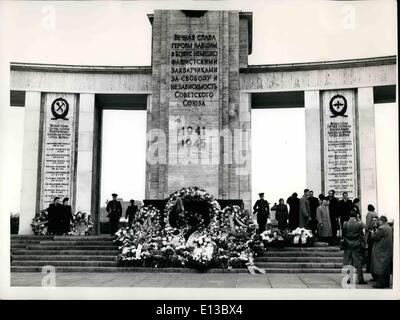 Febbraio 29, 2012 - Il 36mo anniversario della Federazione October-Revolution a Berlino.: una delegazione russa mettere giù le ghirlande a Foto Stock