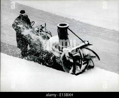 Febbraio 29, 2012 - inverno ha ancora venire strade innevate e bassa comperatures, quasi non ti ricordi, vengono nuovamente ''fino a data''. Non solo nella Germania meridionale (dove la nostra foto è stata scattata) inverno suddently ha restituito anche altre parti del paese sono stati colpiti dalla sua unvelcome segni, solo alcuni giorni prima dell inizio della primavera. Foto Stock