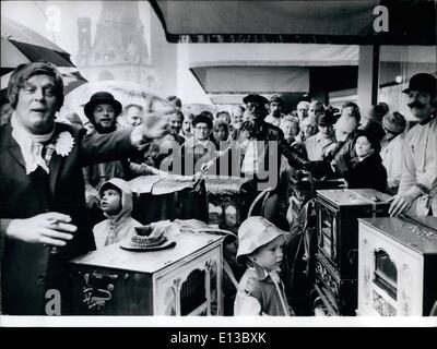 Febbraio 29, 2012 - Cento anni di esistenza del Muro di Berlino barel-organo: Per il primo ''Giochi Olimpici per canna-organi 30 organo-mole sono venuti al fiume Spree con i loro strumenti all'inizio di maggio, il motivo per cui si tratta di celebrazione del ''100 anni di esistenza della canna di Berlino-organo''. Il pubblico ha partecipato e con impazienza il loro parere esperto è stato ''che è davvero una musica oscillante.'' a Berlino, la casa della canna-organi, dopo tutti i dieci professional organetto-grinders stanno giocando a tempo pieno, tra loro tre donne. Una volta, in buoni vecchi giorni, c'erano quasi 400. Foto Stock