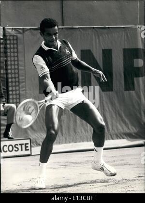 Febbraio 29, 2012 - OPS/ Tennisman francese Yannick Noah giocando a Roland Garros Stadium oggi durante gli Open di Francia. Ha vinto M. Dickson in 5 set. (US) Alain Delon e Joanna Shimkus Star in ''Les Aventuriers' Foto Stock