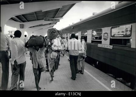 Mar 02, 2012 - Daressalaam, Tanzania: La storia è stata fatta... come i passeggeri arrivino in Daressalaam sul primo treno per viaggiare da Zambia in Tanzania sul nuovo Tanzam ''Uhuru Railway'' costruito dai Cinesi. La linea ferroviaria è quasi 1200 miglia lungo e costi per oltre 00 milioni di euro per costruire. Foto Stock