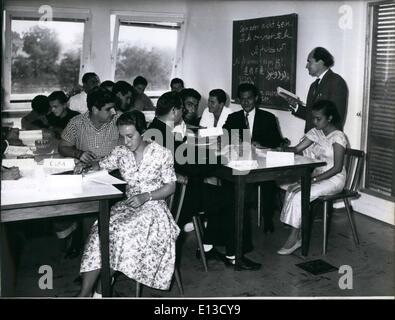 Mar 22, 2012 - le nostre foto che mostra la vita quotidiana degli studenti stranieri del Goethe Institute presso Ebersberg, nei pressi di Monaco di Baviera.: Goethe-Institute presso Ebersberg: la prima lezione di comprensione è un po' difficile, ma secondo le facce sorridenti che hanno già fatto amicizia. Foto Stock