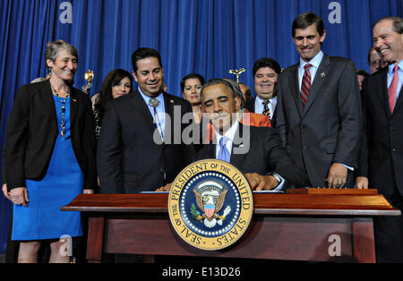 Il Presidente Usa Barack Obama circondato dai membri del Congresso e funzionari segni una proclamazione che designa l'organo picchi Mountains-Desert area del Nuovo Messico un monumento nazionale il 21 maggio 2014 a Washington, DC. Foto Stock