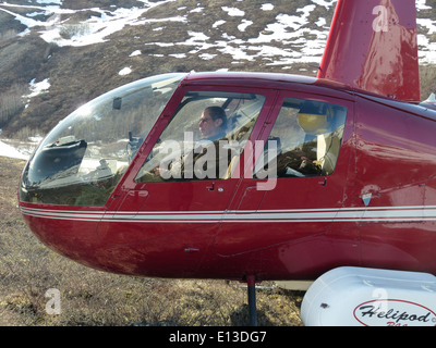 Un'indagine sui raptor in elicottero condotta nelle Kilbuck Mountains del Yukon Delta National Wildlife Refuge aiuta a monitorare le popolazioni di uccelli, concentrandosi in particolare sui gufi. Queste indagini sono cruciali per comprendere la salute delle popolazioni di fauna selvatica in questa remota regione. Foto Stock