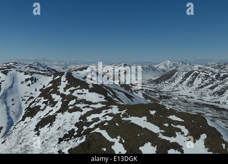 Le Kilbuck Mountains, parte del Yukon Delta National Wildlife Refuge, sono state esaminate nel maggio 2013 per individuare popolazioni di rapaci. Un'indagine in elicottero è stata condotta per monitorare la salute e la distribuzione di queste specie nella regione. Foto Stock