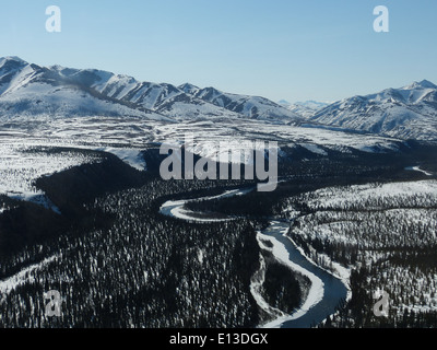 Nel maggio 2013, le indagini sui rapaci condotte in elicottero nei monti Kilbuck del Yukon Delta National Wildlife Refuge miravano a monitorare le popolazioni di uccelli, compresa la presenza del gufo a orecchie corte in via di estinzione. Foto Stock