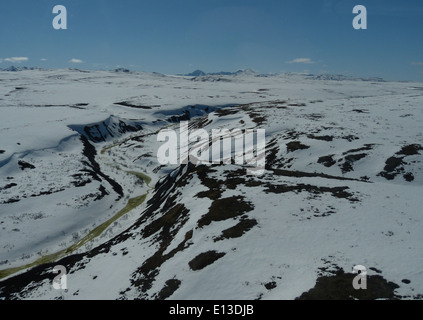 Nel maggio 2013, un'indagine sui rapaci nelle Kilbuck Mountains, parte del Yukon Delta National Wildlife Refuge, utilizzò un elicottero per osservare e tracciare le popolazioni di rapaci, contribuendo alla comprensione delle specie di uccelli e dei loro habitat nella regione. Foto Stock