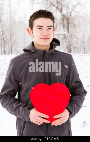 Ragazzo adolescente con il giorno di San Valentino doni in attesa per la sua ragazza. Foto Stock