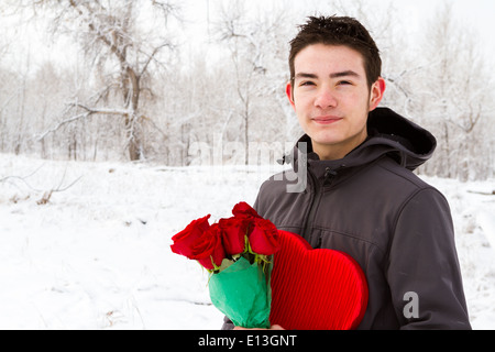 Ragazzo adolescente con il giorno di San Valentino doni in attesa per la sua ragazza. Foto Stock