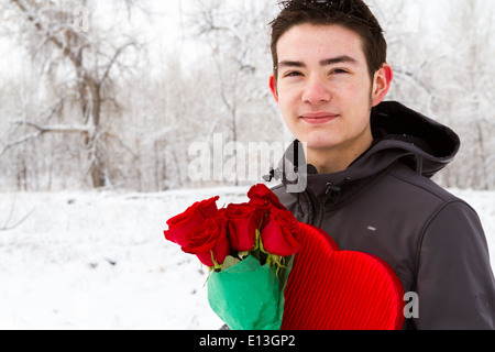 Ragazzo adolescente con il giorno di San Valentino doni in attesa per la sua ragazza. Foto Stock