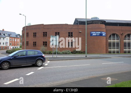 Tiverton, Devon - free fuori città parcheggio presso supermercati media locali hanno per abbattere il parcheggio onorari per attirare le persone dei centri delle città Foto Stock