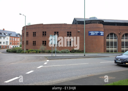 Tiverton, Devon - free fuori città parcheggio presso supermercati media locali hanno per abbattere il parcheggio onorari per attirare le persone dei centri delle città Foto Stock