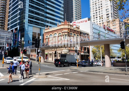 Sydney Australia,mercato,Sussex Street,Pyrmont Pedestrian Bridge,traffico,Shelbourne,hotel,hotel,hotel,edificio,AU140311021 Foto Stock