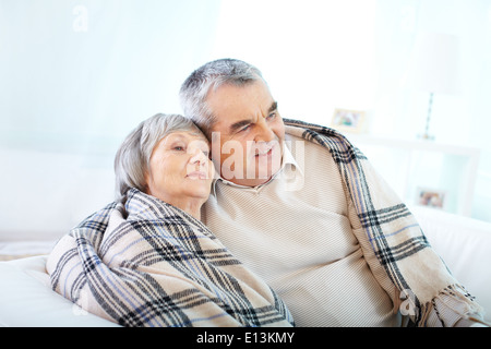 Ritratto di una coppia senior avvolti in plaid Foto Stock