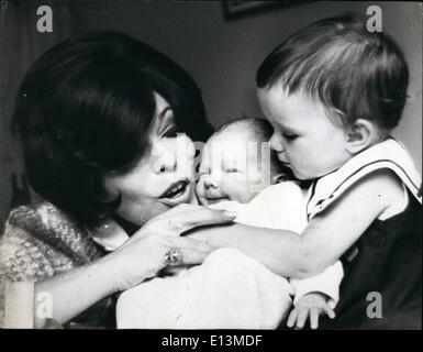 Mar 22, 2012 - Joan Collins con la figlia e il bambino neonato in New York. Joan Collins, che doveva andare a Hollywood per essere dato il tipo di parti la sua scura, afoso di bellezza si mise a gridare per, attualmente è vivere la vita di una New York moglie e madre. Sposato con Anthony Newley, attualmente figuranti nel suo musical ''Il Ruggito della Greasepaint e il guscio della folla'' che flopped a Londra e si è rivelata un successo clamoroso in New York, Joan è orgogliosa madre di una ragazza e un ragazzo: Tara, dai due anni e sei settimane vecchio Alexander, chiamato Sasha per brevi. Foto Stock