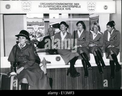 Mar 22, 2012 --Riem sarà il principale aeroporto per i Giochi Olimpici invernali-giochi di Innsbruck nel 1976: non a Innsbruck/Austria, ma a Monaco di Baviera./Germania Occidentale queste belle ragazze faranno del loro servizio olimpico. Il motivo: Munich-Reim sarà il principale aeroporto durante i Giochi dal 4 febbraio fino a febbraio 15th, 1976 e qui alcune hostess per vedere qui nella loro nuova uniformi, si prenderà cura per i visitatori di Innsbruck dopo lo sbarco a Monaco di Baviera. Sullo sfondo il Sig. Oppermann, leader di questo Olympic ''branch office' Foto Stock