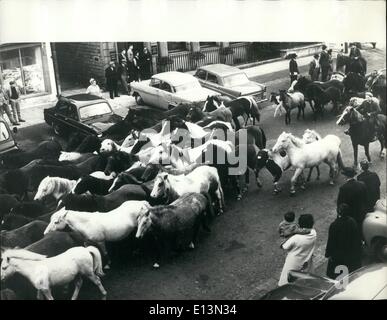 Mar 02, 2012 - unità di bestiame in Westmoreland villaggio: la gente del piccolo villaggio di Kirby Stefano, sono abituati a vedere sulla loro TV consente di impostare le unità di bestiame in American Westerne, ma sono stati sorpresi quando il loro villaggio ha preso su un vago selvaggio West scene.come hill farmer ha spinto la sua collina pony al mercato. Foto Stock