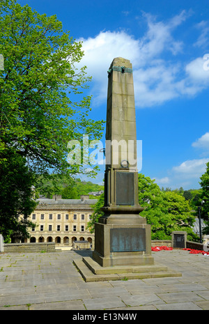 Buxton Memoriale di guerra sulle piste con la mezzaluna in background Derbyshire England Regno Unito Foto Stock