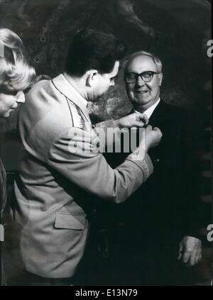 Mar 22, 2012 - cosmonauta sovietica gen. Georgy Bergovoy è in Italia per partecipare a una buona visita di amicizia URSS italiano, è stato ricevuto dal presidente della Repubblica italiana Giuseppe Saragat e decorata di lui di un segno distintivo dei cosmonauti sovietici. Foto Stock