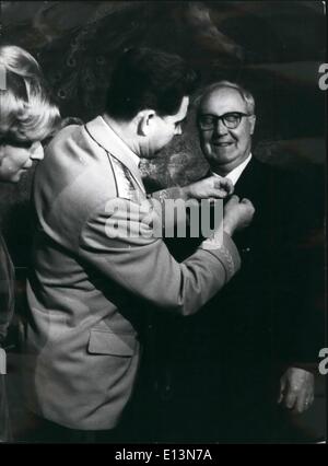 Mar 22, 2012 - cosmonauta sovietica gen. Georgy Bergovoy è in Italia per partecipare a una buona visita di amicizia URSS italiano, è stato ricevuto dal presidente della Repubblica italiana Giuseppe Saragat e decorata di lui di un segno distintivo dei cosmonauti sovietici. Foto Stock