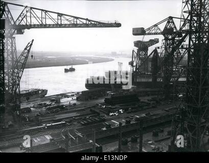 Mar 22, 2012 - Costruzione navale sul fiume Clyde: una vista di Giovanni Browns cantieri navali a Glasgow, cercando lungo la curvatura Fiume Clyde scena di molti famosi lanci. Foto Stock
