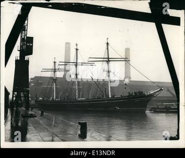 Mar 22, 2012 - ''Cutty Sark'' su ultimo viaggio: ''Cutty Sark'' sinistra Penzance questa mattina sulla prima fase del suo ultimo viaggio che finirà per prendere il Cutty Sark a sua permanente ''porta di casa'' di Greenwich. Il Cutty Sark è stato trainato questa mattina per un ormeggio in Oriente India ponte di importazione. La foto mostra il Cutty Sark arriva a est dell India Deck, dopo il suo viaggio da Penzance. Il Cutty Sark è visto incorniciato nel gantry di un corso con una moderna stazione di potenza in background. Foto Stock