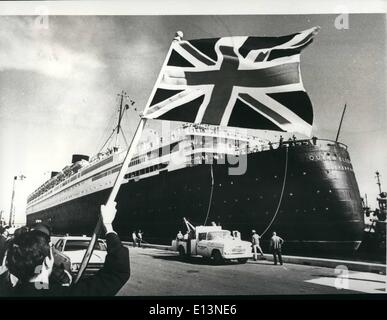 Mar 22, 2012 - Queen Elizabeth I pensionati al sole: decine di migliaia di visitatori sono già il floccaggio di vedere la famosa Regina Elisabetta I liner nella sua nuova casa di riposo in Florida. Legato fino a Port Everglades, la nave è diventato un albergo e centro congressi. Il veterano 85.000-ton camicia è previsto per attrarre milioni di turisti ogni anno e diventare la più grande attrazione per gli Stati Uniti Costa est. La foto mostra la regina Elisabetta I - in pensione a Port Everglades, Florida. Foto Stock