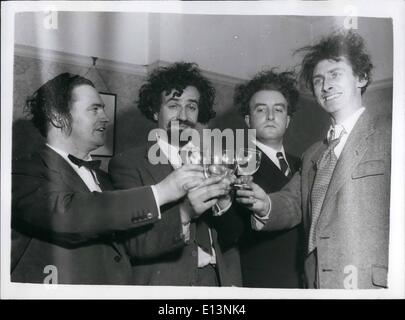 Mar 22, 2012 - Ecco anche pazzesco Goon mostra. I quattro Goons toast ogni altra al partito hanno tenuto a celebrare la prima trasmissione della nuova gente folle programma. (L a R) Harry Secombe; Michael Bentine; Peter Sellers e Spike Milligan. Foto Stock