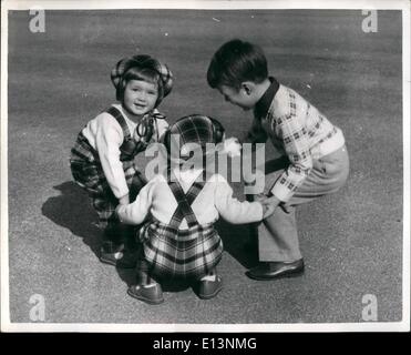 Mar 22, 2012 - Il Begman bambini divertirsi - In un parco di Londra. L'anello di un anello O' Roses. A Londra - con i loro famosi genitori Ingrid Bergman e Roberto Rossellini - sono i gemelli Ingrid e Isabelle .. Mentre la madre svolge il ruolo di titolo in ''St. Joan'' all'Stoll Theatre - i bambini si divertono in un parco di Londra. Mostra fotografica di:- Ingrid guarda la telecamera - mentre con twin Isbelle e quattro anni di Robertino - hanno un gioco ''l'anello di un anello o'rose'' in un parco di Londra. Foto Stock